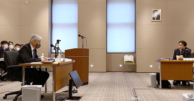 질의 듣는 주일대사 국회 외교통일위원회가 9일 일본 도쿄 주일 한국대사관에서 진행한 국정감사에서 윤덕민 대사(왼쪽)가 더불어민주당 이원욱 의원 질의를 듣고 있다.   도쿄=연합뉴스