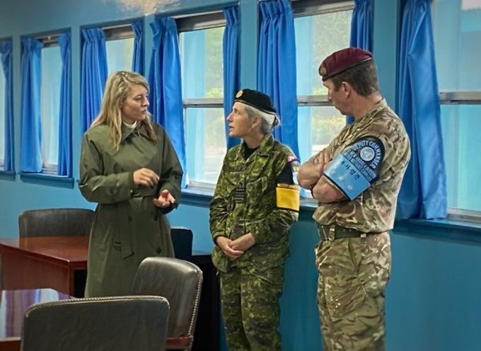 멜라니 졸리 캐나다 외교부 장관(왼쪽)이 9일 판문점 내 남북 회담장 안에 들어가 유엔군사령부 관계자들의 설명을 듣고 있다. 유엔사 SNS 캡처