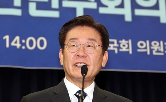 더불어민주당 이재명 대표가 10일 국회 의원회관에서 열린 세계한인민주회의 콘퍼런스에서 인사말을 하고 있다. 이 대표는 이날 유튜브에서 한·미·일 동해 연합 훈련에 대해 "일본 자위대를 ‘일본군’으로 인정하는 행위"라고 했다. 연합뉴스