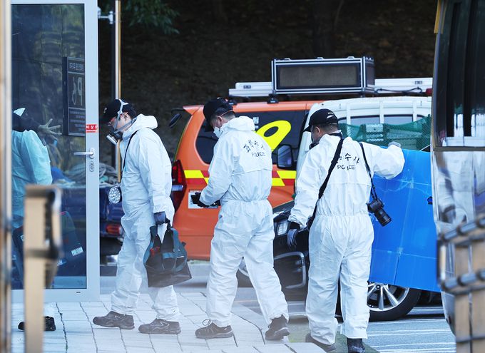 17일 오전 경기도 성남시 분당구 삼평동 SK 주식회사 C&C 데이터센터 화재 현장에서 경찰과 국립과학수사연구원, 소방당국, 전기안전공사 등 유관 기관 관계자들이 합동감식을 위해 들어가고 있다.   연합뉴스