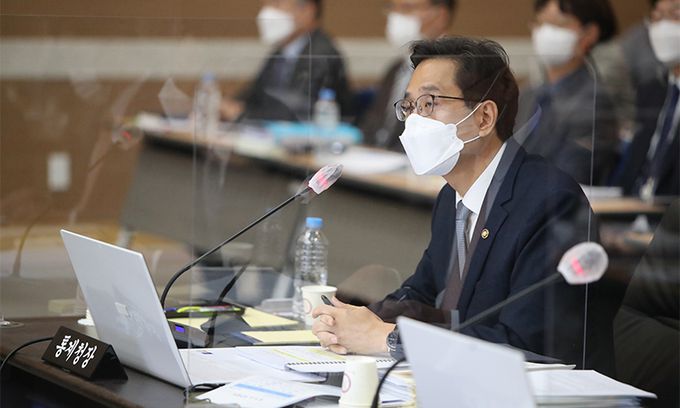 한훈 통계청장이 17일 정부대전청사에서 열린 통계청·관세청·조달청 국정감사에서 답변하고 있다. 연합뉴스