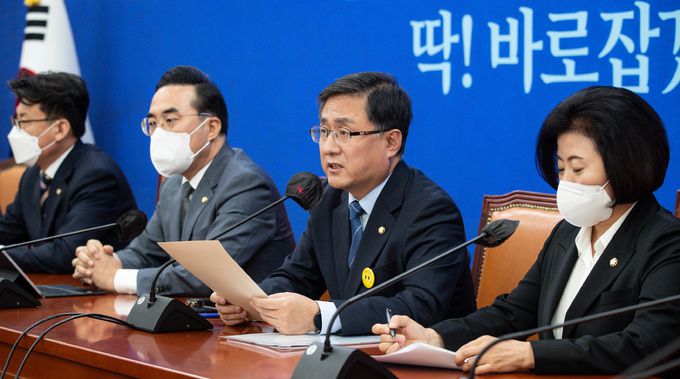 김성환 더불어민주당 정책위의장이 18일 서울 여의도 국회에서 열린 국정감사대책회의에서 모두 발언을 하고 있다. 뉴스1