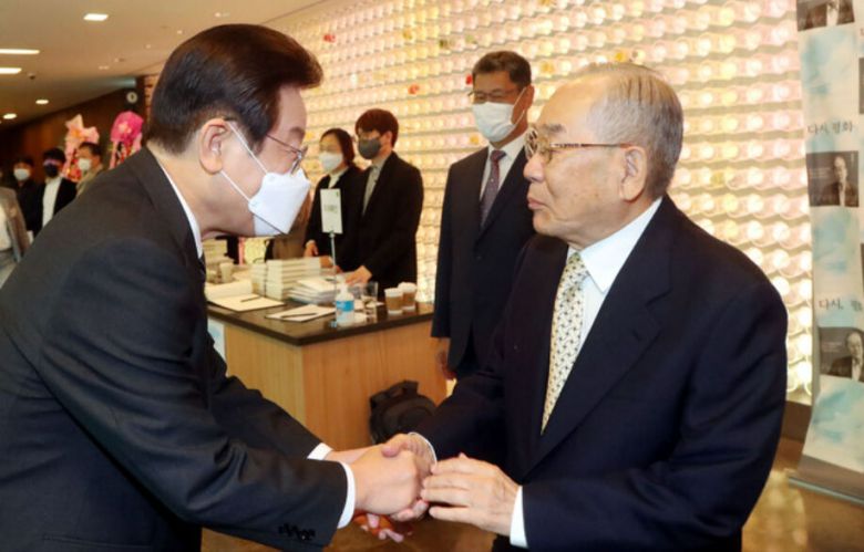 이재명 더불어민주당 대표(왼쪽)가 19일 서울 63컨벤션센터에서 열린 임동원 한반도평화포럼 명예이사장 자서전 출판기념회에서 임 이사장과 인사하고 있다. 국회사진기자단