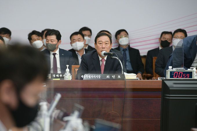 최민호 세종시장이 20일 대전시청 대회의실에서 열린 국회 행정안전위원회의 세종시에 대한 국정감사에서 질의에 답변하고 있다. 세종시 제공