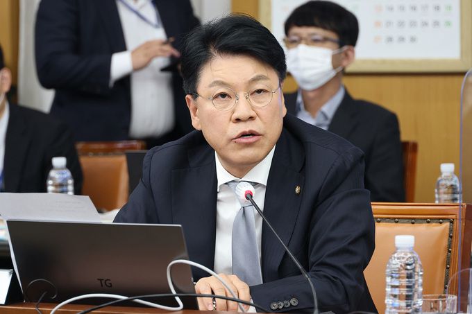 장제원 국민의힘 의원이 20일 대전시청 대회의실에서 열린 국회 행정안전위원회의 대전시·세종시 국정감사에서 이장우 대전시장에 질의하고 있다. 대전시 제공