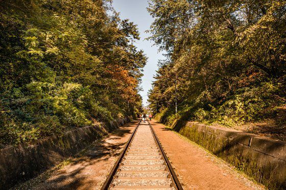 항동철길은 낡은 기찻길을 따라 산책할 수 있는 길이 조성돼 있다. 서울관광재단 제공