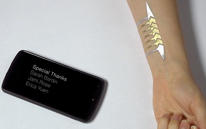 스마트 기기를 조정할 수 있는 듀오스킨. 출처=http://fossbytes.com