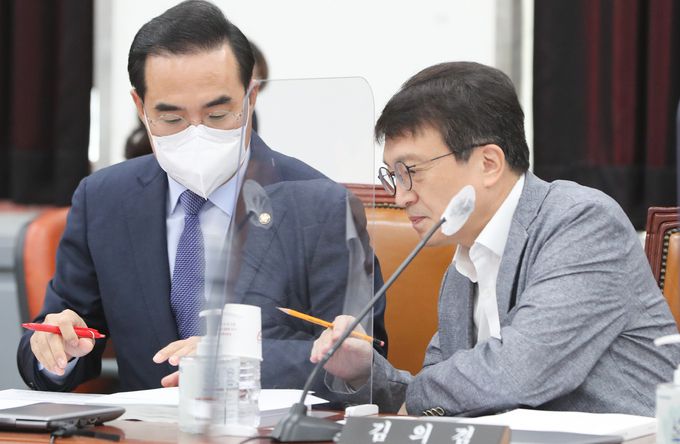 더불어민주당 박홍근 원내대표와 김의겸 의원이 28일 서울 여의도 국회에서 열린 정보위원회의 경찰청에 대한 국정감사에서 대화하고 있다.   국회사진기자단