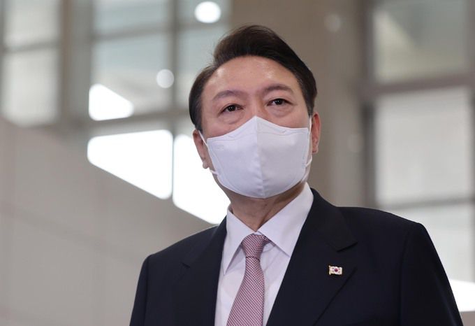 윤석열 대통령이 28일 서울 용산 대통령실 청사로 출근하며 취재진 질문에 답하고 있다.  대통령실통신사진기자단