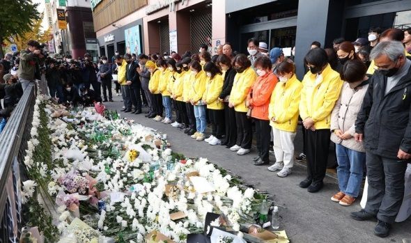 ‘4.16세월호참사가족협의회’ 유가족들이 지난달 31일 서울 용산구 이태원역 1번 출구에 마련된 희생자 추모 공간을 찾아 묵념하고 있다. 연합뉴스