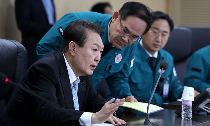 尹 대통령, NSC 긴급 소집 윤석열 대통령이 2일 북한이 북방한계선(NLL)을 침범해 미사일 도발을 단행하자 서울 용산 대통령실 청사에서 긴급 국가안전보장회의(NSC)를 주재하고 있다. 윤 대통령은 “실질적 영토침해 행위”라며 “북한 도발이 분명한 대가를 치르도록 엄정한 대응을 신속히 취하라”고 지시했다. 대통령실 제공