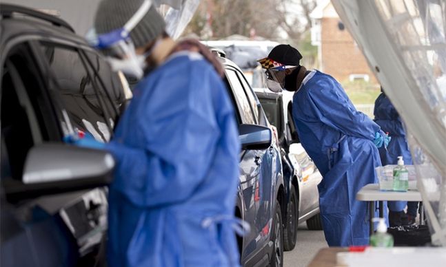 미국 메릴랜드주 볼티모어의 신종 코로나바이러스 감염증(코로나19) 드라이브 스루 테스트 현장에서 유전자증폭(PCR) 검사를 진행하고 있는 모습. 볼티모어=EPA연합뉴스