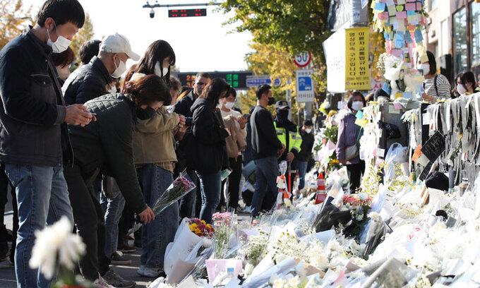 6일 서울 용산구 이태원역 1번출구 이태원 참사 현장 인근 희생자 추모공간에 시민들의 발걸음이 이어지고 있다. 뉴시스