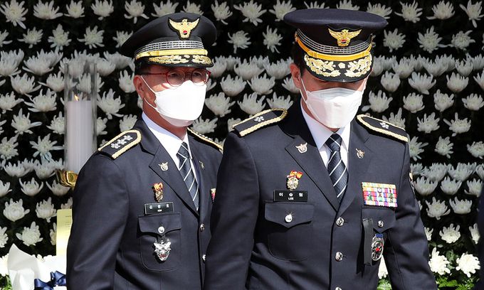 김광호 서울경찰청장(왼쪽)이 지난 10월 31일 서울광장에 마련된 이태원 사고 사망자 합동분향소를 찾아 애도하고 있다. 뉴스1