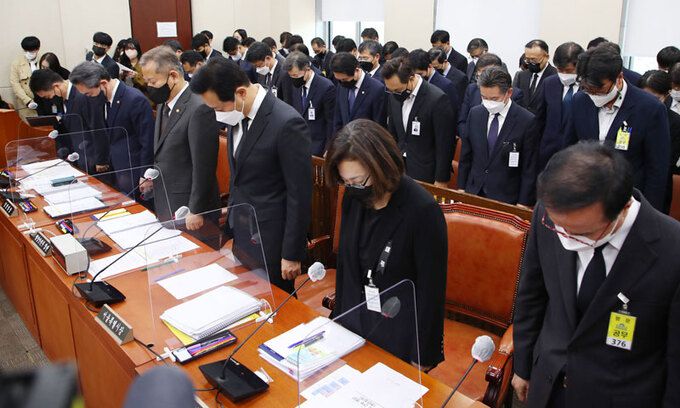 추모 묵념 7일 서울 여의도 국회에서 열린 행정안전위원회 전체회의에 출석한 이상민 행정안전부 장관(왼쪽 세 번째)과 오세훈 서울시장(〃 네 번째), 박희영 용산구청장(〃 다섯 번째) 등이 회의 시작 전 ‘이태원 압사 참사’ 희생자를 기리는 묵념을 하고 있다. 여야는 이날 행안위 현안질의에서 책임론이 제기된 이 장관과 윤희근 경찰청장 등을 상대로 질타를 쏟아냈다. 서상배 선임기자