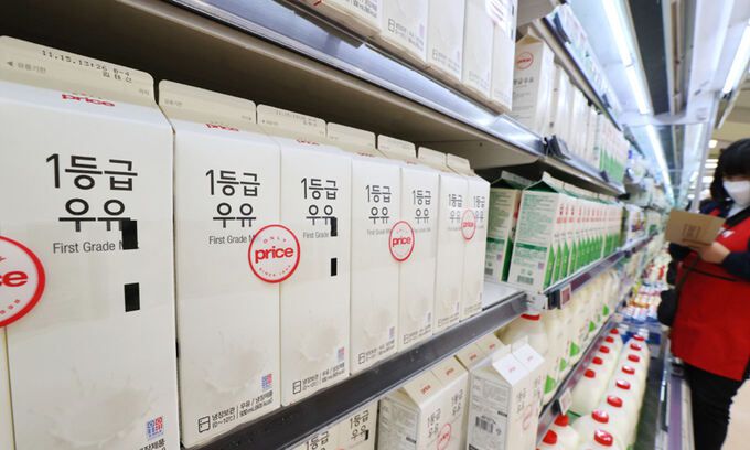 지난 6일 서울 시내 한 대형마트에 우유 매대. 연합뉴스