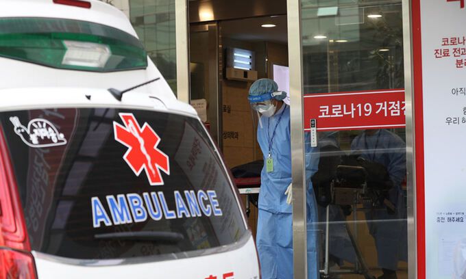 한 코로나19 거점전담병원에서 의료진이 환자를 이송하고 있다. 뉴스1