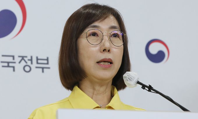 백경란 질병관리청장이 9일 충북 오송 질병관리청 브리핑실에서 코로나19 겨울철 유행 전망 및 향후 계획 등에 관한 정례브리핑을 하고 있다. 연합뉴스