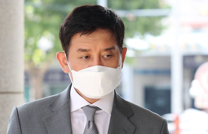 라임자산운용(라임) 사태의 핵심 인물인 김봉현 전 스타모빌리티 회장이 11일 오후 전자발찌를 끊고 도주했다. 김 전 회장은 이날 서울남부지법에서 열리는 결심공판 출석을 앞두고 있었다. 사진은 지난 2021년 10월 5일 김 전 회장이 서울 양천구 서울남부지방법원에서 열린 검사 술접대 의혹 관련 첫 공판에 출석하는 모습. 뉴시스