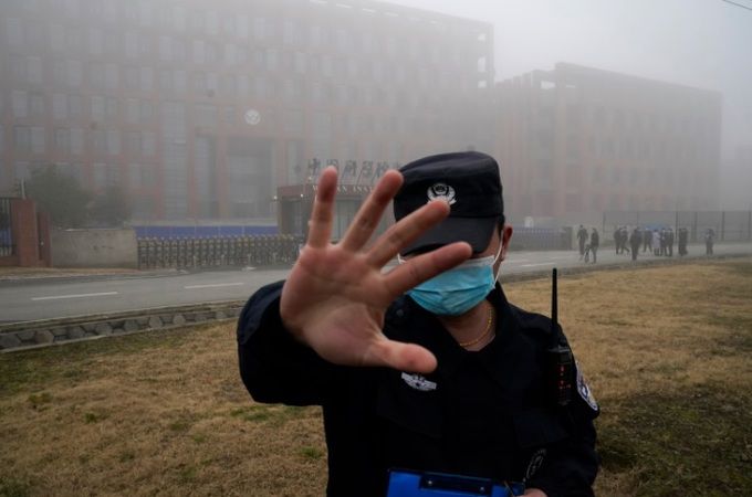 코로나19 기원을 조사하는 세계보건기구(WHO) 연구팀이 2021년 2월 극도의 보안 속에 중국 우한의 바이러스 연구소에 도착한 직후 경비원이 취재진의 연구소 접근을 통제하는 모습. 세계일보 자료사진