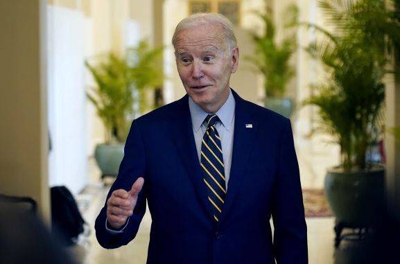 조 바이든 미국 대통령이 13일 아세안 정상회의가 열리는 캄보디아 프놈펜에서 미국 취재진과 만나 대화하던 중 민주당의 상원 승리를 언급하며 환한 표정을 지어보이고 있다. 프놈펜=AP연합뉴스