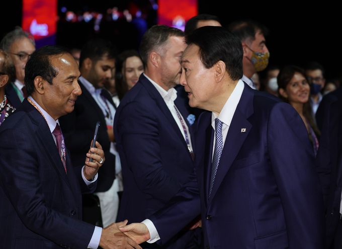 윤석열 대통령이 14일 인도네시아 발리 누사두아 컨벤션센터(BNDCC)에서 열린 'B20 서밋 인도네시아 2022'에서 '글로벌 복합위기 극복을 위한 기업의 역할, 그리고 디지털 전환 시대의 글로벌 협력'을 주제로 기조연설을 한 뒤 행사장을 나서며 인사하고 있다.    연합뉴스