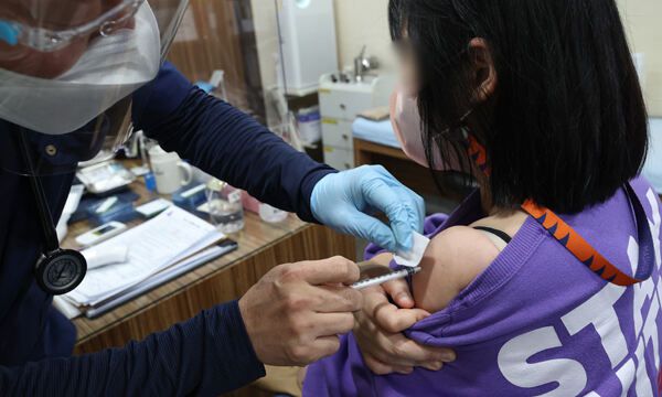 화이자 개량백신 접종 시작 코로나19 BA.4·5 기반 화이자 개량백신 접종이 시작된 14일 서울의 한 병원에서 한 여성이 백신을 맞고 있다. 방역 당국은 겨울철 대유행을 대비하기 위해 중증·사망 위험이 높은 고령층과 감염취약시설 입소자 등은 동절기 접종에 참여해달라고 당부했다. 연합뉴스