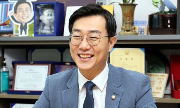 더불어민주당 장경태 의원이 최고위원 후보로 전당대회를 앞둔 지난 8월5일 서울 여의도 국회에서 진행한 세계일보와 인터뷰에서 당 혁신 비전 등에 관해 설명하고 있다. 서상배 선임기자