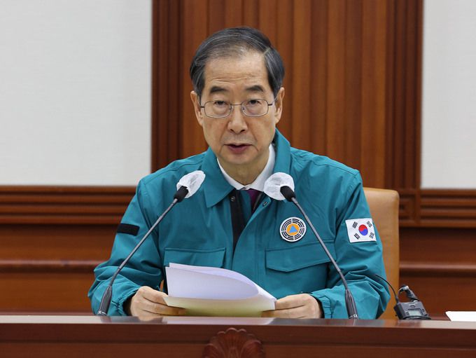 한덕수 국무총리가 16일 오전 서울 종로구 정부서울청사에서 열린 이태원 사고 및 코로나19 중대본 회의에서 모두발언을 하고 있다. 남정탁 기자