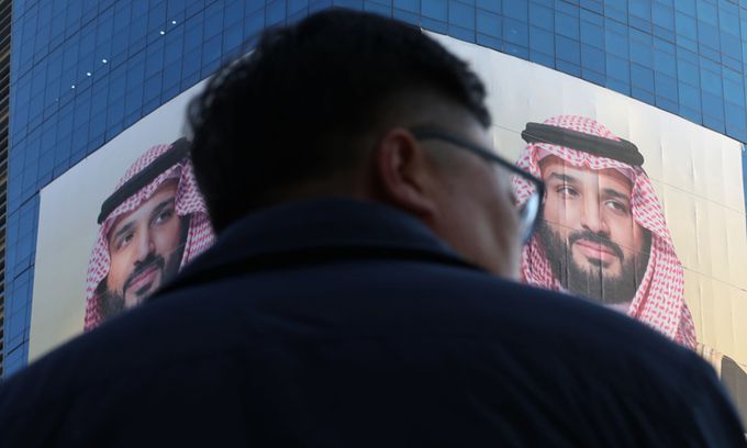 지난 16일 서울 마포구 공덕동 에쓰오일 본사 건물에 사우디아라비아 무함마드 빈 살만 왕세자의 사진이 걸려있다. 연합뉴스