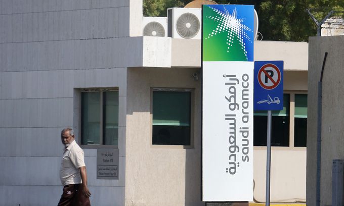 한 남성이 사우디아라비아 국영 에너지업체인 사우디 아람코의 복합 시설 앞을 지나가고 있다. 지다=AP연합뉴스