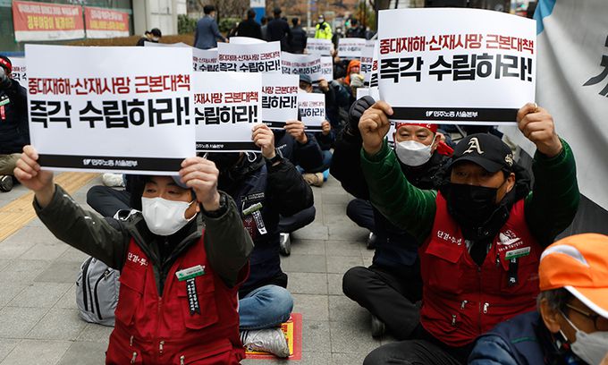 민주노총 서울본부 회원들이 지난 3월 18일 서울지방고용노동청 앞에서 중대재해와 산재사망에 대한 대책수립 등을 촉구하는 집회를 하고 있다. 자료사진=뉴시스