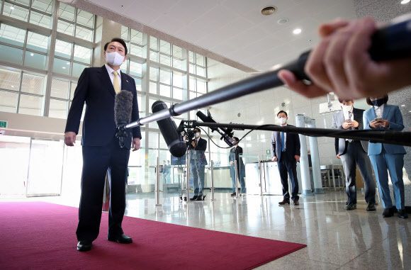 윤석열 대통령이 지난 18일 오전 용산 대통령실에서 취재진과 출근길 문답(도어스테핑)을 하고 있다. 뉴스1