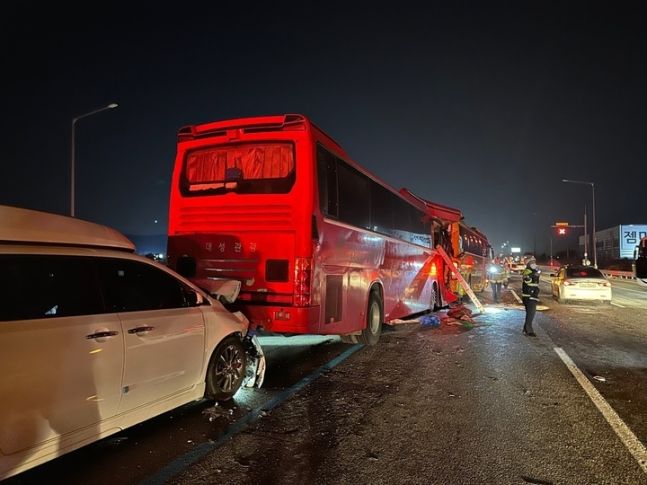 지난 20일 오후 8시23분쯤 충남 천안시 서북구 경부고속도로에서 관광버스 3대와 승합차 2대가 추돌하는 사고가 발생했다. 천안서북소방서 제공