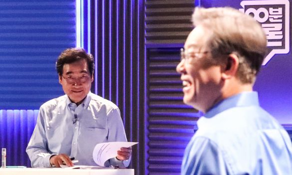 지난해 9월14일 밤 서울시 마포구 MBC 사옥에서 열린 더불어민주당 대선 후보 100분 토론회에서 이낙연 전 더불어민주당 대표(당시 대선 경선 후보/왼쪽)가 이재명 대표(당시 대선 경선 후보)의 리허설을 바라보고 있다. 뉴스1