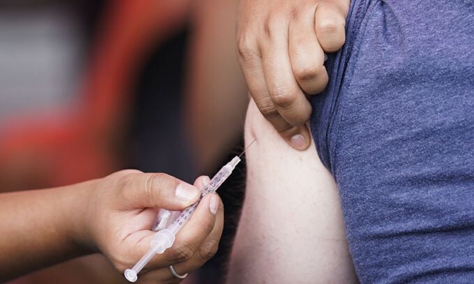 한 사람이 원숭이두창 백신을 접종하고 있다. AP연합뉴스