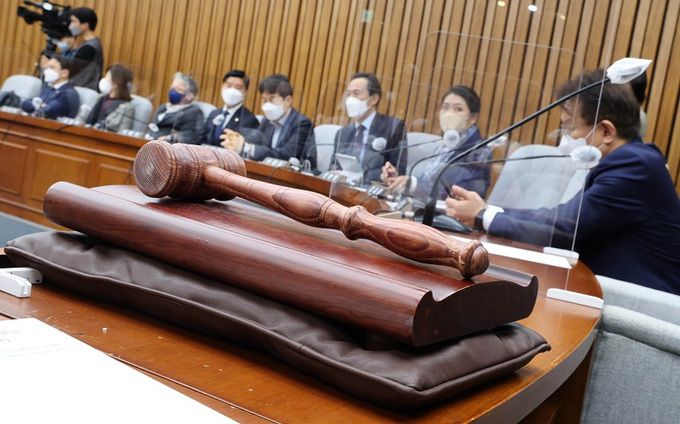 더불어민주당 의원들이 24일 오전 국회 본청 회의실에서 ‘용산 이태원 참사 진상규명을 위한 국정조사특별위원회’ 첫회의 시작을 기다리고 있다. 연합뉴스