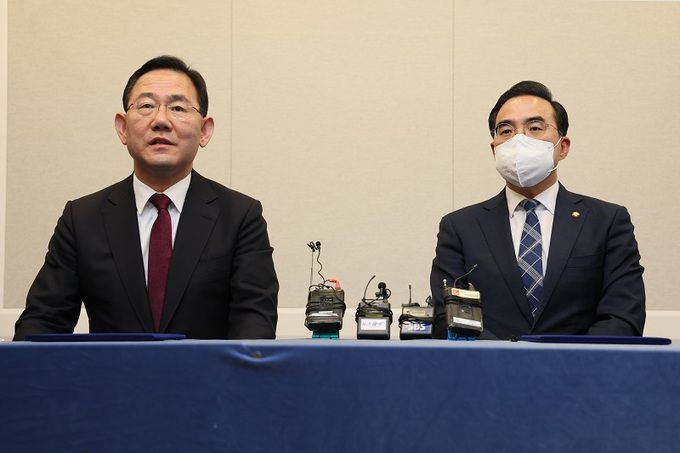 주호영 국민의힘·박홍근 더불어민주당 원내대표(왼쪽부터)가 지난 23일 오후 국회에서 기자회견을 열고 ‘이태원 참사’ 국정조사 실시에 대한 여야 합의 내용을 밝히고 있다. 연합뉴스