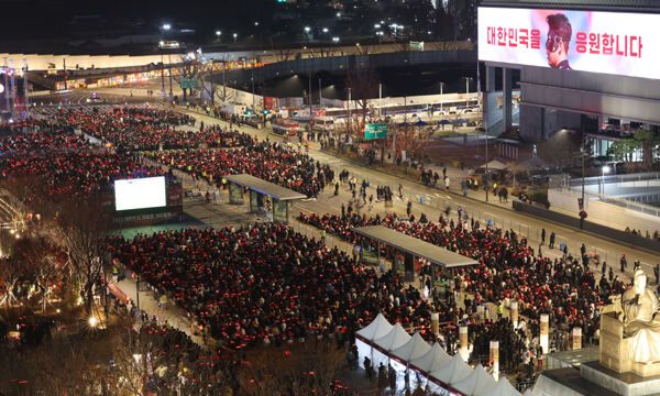 2022 카타르 월드컵 조별리그 H조 1차전 대한민국과 우루과이의 경기가 열린 24일 오후 서울 종로구 광화문광장 육조마당에서 축구팬들이 태극 전사들을 응원하고 있다. 연합뉴스