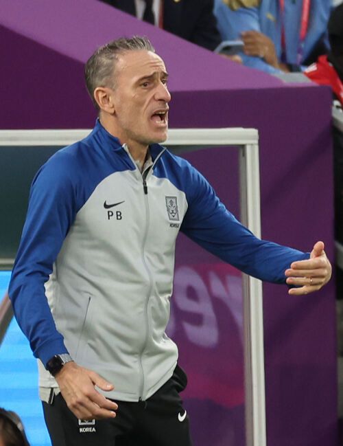파울루 벤투 한국축구대표팀 감독이 24일 카타르 알라이얀의 에듀케이션 시티 스타디움에서 열린 우루과이와 2022 카타르월드컵 H조 조별리그 1차전 경기에서 열정적으로 작전을 지시하고 있다. 알라이얀=뉴시스