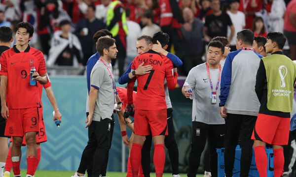 24일 오후(현지시간) 카타르 알라이얀 에듀케이션 시티 스타디움에서 열린 2022 카타르 월드컵 조별리그 H조 1차전 대한민국과 우루과이의 경기를 0대 0 무승부로 벤투 감독이 손흥민을 안아주고 있다. 뉴스1