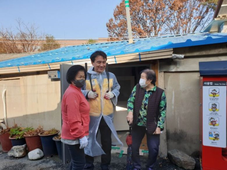 26일 연탄배달을 마친 김진태 강원도지사가 마을 주민들과 대화를 나누고 있다.