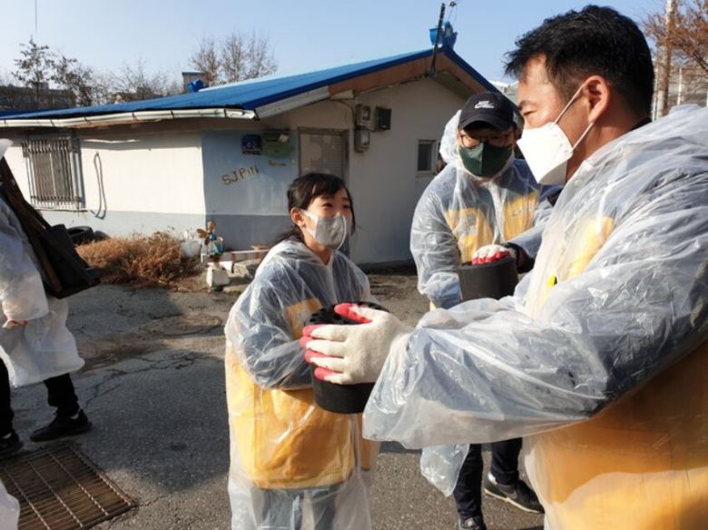 26일 아빠(석부균 감사위원회 일상감사팀 주무관)와 함께 연탄봉사에 나선 석연우 양.
