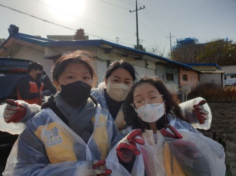 26일 연탄배달 봉사에 함께한 천정은(가운데) 도로관리사업소 운영지원과장 가족.