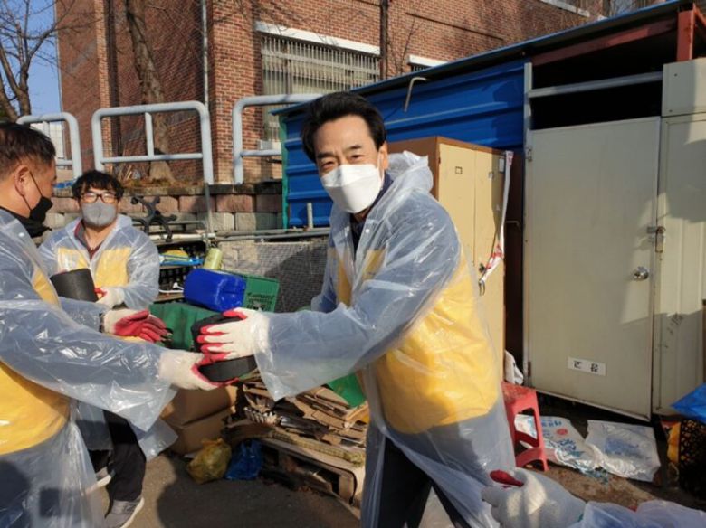 26일 일일봉사단으로 함께 이진기 자치행정과 행정팀장.