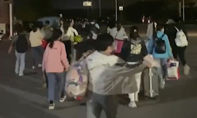 지난 10월 29일 폭스콘 공장에서 탈출한 것으로 추정되는 노동자들이 도보로 고향으로 가고 있는 모습. 정저우=AP뉴시스