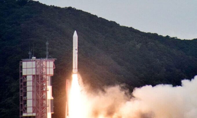 지난 10월 12일(현지시간) 일본 가고시마현 기모쓰키조 소재 우치노우라 우주공간관측소에서 엡실론 6호 로켓이 발사대에서 발사되고 있다. AFP=뉴스1