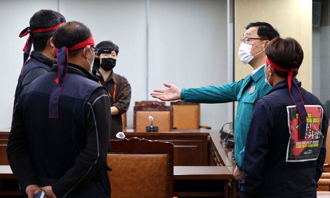 입장차만 확인 민주노총 공공운수노조 화물연대본부(이하 화물연대) 관계자들이 28일 총파업 시작 후 첫 교섭을 하기 위해 정부세종청사 국토교통부를 방문, 어명소 국토교통부 제2차관과 대화하고 있다. 세종=연합뉴스