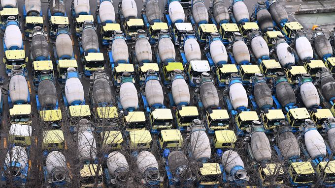 민주노총 공공운수노조 화물연대 총파업 닷새째인 28일 경기도 안양시 한 레미콘 공장에 운행을 멈춘 레미콘 차량이 주차돼 있다. 뉴시스