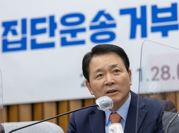 성일종 국민의힘 정책위의장이 28일 오후 서울 여의도 국회에서 열린 레미콘 업계 요청 화물연대 집단 운송 거부로 인한 위기상황 점검 간담회에서 발언을 하고 있다. 뉴스1